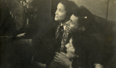 811802 Afbeelding van de blijdschap bij Corrie Jongerius en Cees van den Oudenrijn en andere aanwezige leden van de ...